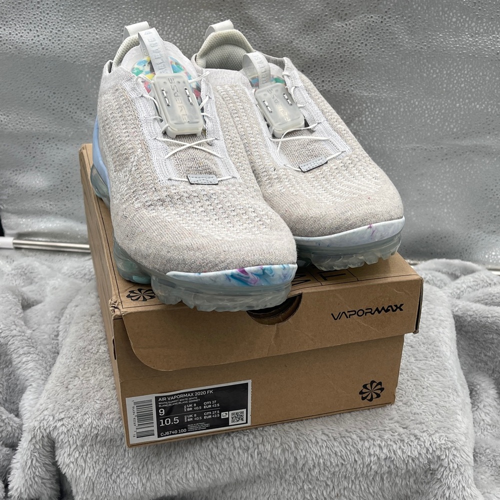 Nike woman’s air Vapormax Flyknit Sneakers - White and Multicolor